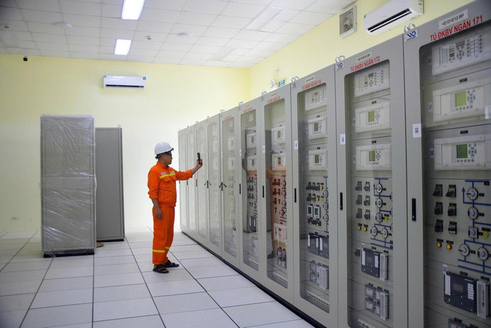 Kiểm tra kỹ thuật trước khi đóng điện.