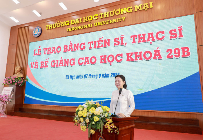 Phó Giáo sư, Tiến sĩ Nguyễn Thu Thủy – Viện trưởng Viện Đào tạo Sau đại học công bố quyết định công nhận học vị và cấp bằng Tiến sĩ. 1.jpg