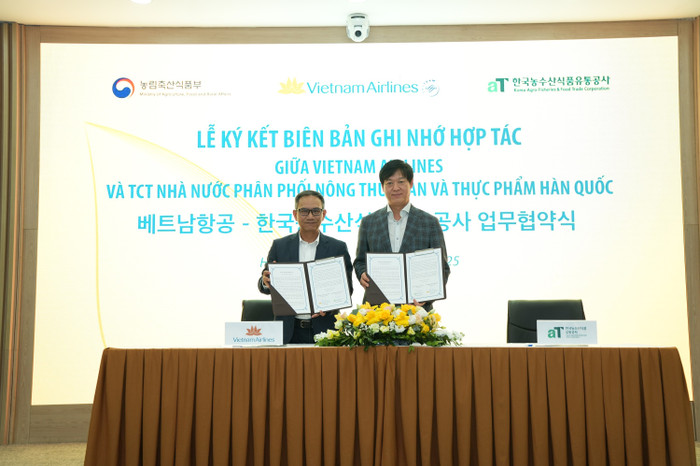 Ông Lê Minh Tuấn - Phó trưởng ban Dịch vụ Hành khách (Vietnam Airlines) và ông Kim Kyoung Cheol - Giám đốc khu vực ASEAN (aT) trao biên bản hợp tác. vna1.jpg