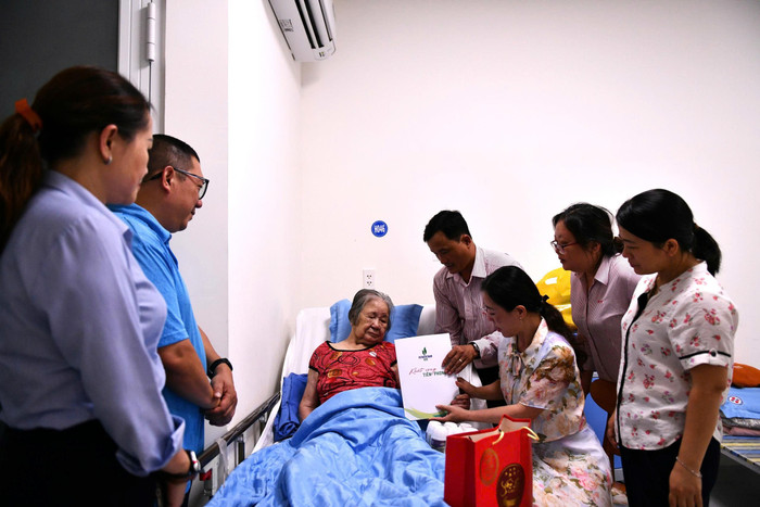 Đoàn cán bộ công nhân viên BSR thăm hỏi, tặng quà tri ân Mẹ Việt Nam Anh hùng Phạm Thị Nhung (92 tuổi). Đoàn cán bộ công nhân viên BSR thăm hỏi, tặng quà tri ân Mẹ Việt Nam Anh hùng Phạm Thị Nhung (92 tuổi).