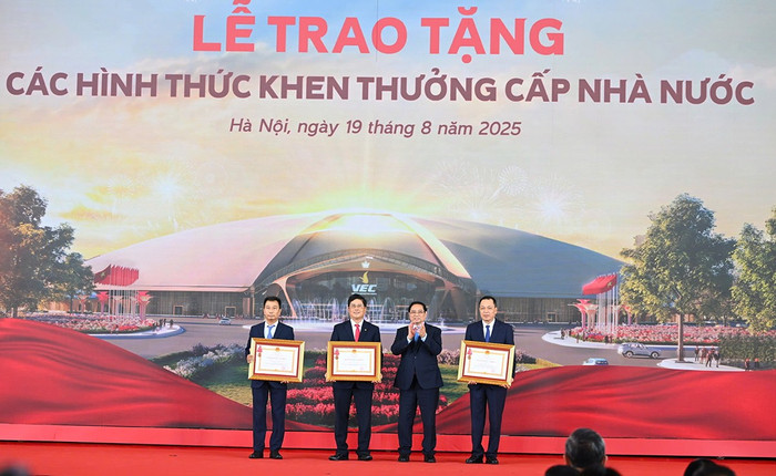 Thay mặt lãnh đạo Đảng, Nhà nước, Thủ tướng Phạm Minh Chính trao tặng Huân chương Lao động hạng 3 cho EVN, EVNNPT và ông Đặng Hoàng An – Chủ tịch Hội đồng thành viên EVN vì có thành tích xuất sắc đột xuất trong tham gia xây dựng đường dây 500KV mạch 3 góp phần vào sự nghiệp xây dựng chủ nghĩa xã hội và bảo vệ Tổ quốc. Thay mặt lãnh đạo Đảng, Nhà nước, Thủ tướng Phạm Minh Chính trao tặng Huân chương Lao động hạng 3 cho EVN, EVNNPT và ông Đặng Hoàng An – Chủ tịch Hội đồng thành viên EVN vì có thành tích xuất sắc đột xuất trong tham gia xây dựng đường dây 500KV mạch 3 góp phần vào sự nghiệp xây dựng chủ nghĩa xã hội và bảo vệ Tổ quốc.
