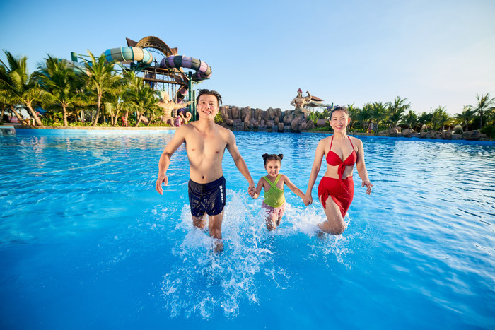 Du khách sảng khoái trong làn nước mát lạnh ngày hè tại Sun World Sam Son. Nguồn ảnh: Sun World sun-world-sam-son-uu-dai-30-du-khach-toan-quoc-1.jpg