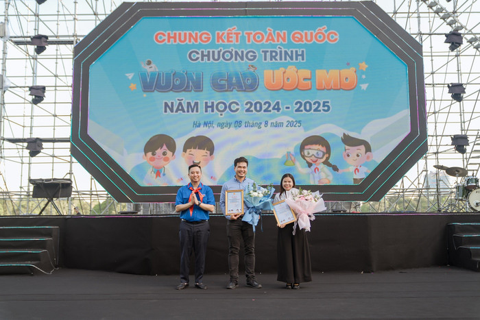 Hội đồng Đội Trung ương tặng hoa tri ân đơn vị phối hợp tổ chức. vtc4.jpg