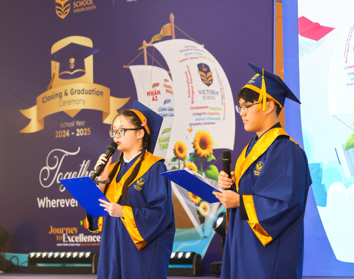 Trần Gia Hân, học sinh lớp 12.1 (bên trái) đại diện học sinh cuối cấp phát biểu tại buổi lễ. 6-hs-phat-bieu.jpg