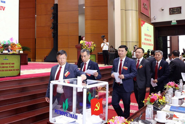 Các đại biểu tham gia bỏ phiếu tại Đại hội. anh11pvn.jpg