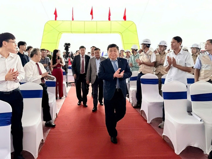 Phó Thủ tướng Chính phủ Nguyễn Chí Dũng dự Lễ khởi công cầu Ngọc Hồi và đường dẫn hai đầu cầu, công trình trọng điểm nối thủ đô Hà Nội với tỉnh Hưng Yên. Ảnh: VGP/Thu Sa Phó Thủ tướng Chính phủ Nguyễn Chí Dũng dự Lễ khởi công cầu Ngọc Hồi và đường dẫn hai đầu cầu, công trình trọng điểm nối thủ đô Hà Nội với tỉnh Hưng Yên. Ảnh: VGP/Thu Sa