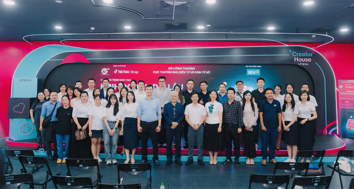 Đại diện BIDV (hàng đầu, thứ 6 từ phải qua) cùng các đại biểu tham dự Chương trình đào tạo “Kinh doanh dài lâu - Bắt đầu từ Luật”. anh-01-ok.jpg