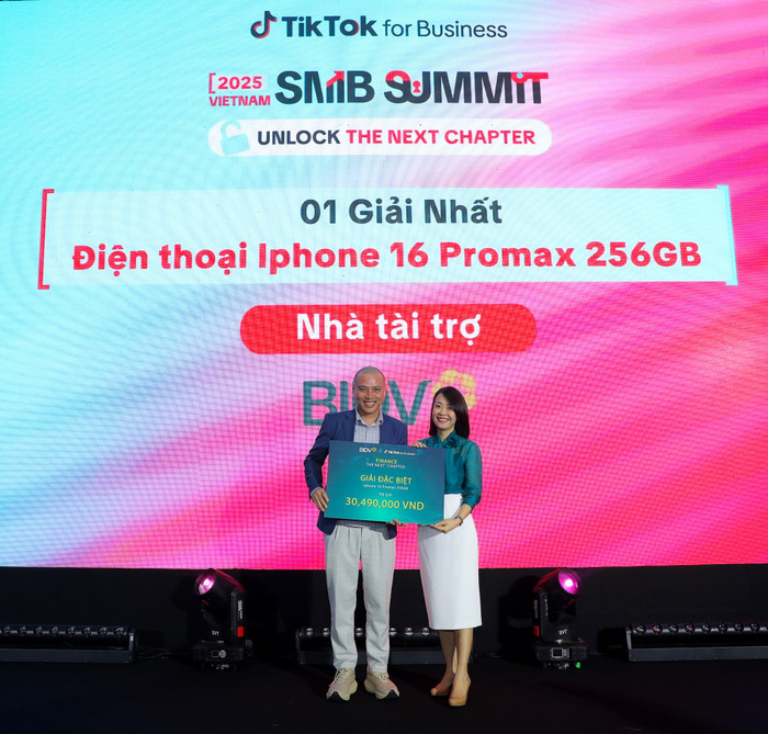 Đại diện BIDV trao quà cho khách hàng may mắn trúng giải đặc biệt tại sự kiện TikTok SMB Summit 2025. anh-02-ok.jpg