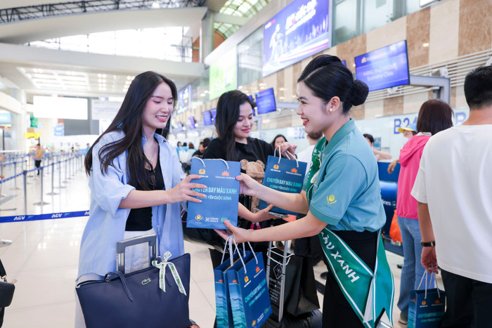Hành khách trên chuyến bay màu xanh được những món quà lưu niệm. 4-hanh-khach-tren-chuyen-bay-mau-xanh-duoc-nhung-mon-qua-luu-niem.jpg