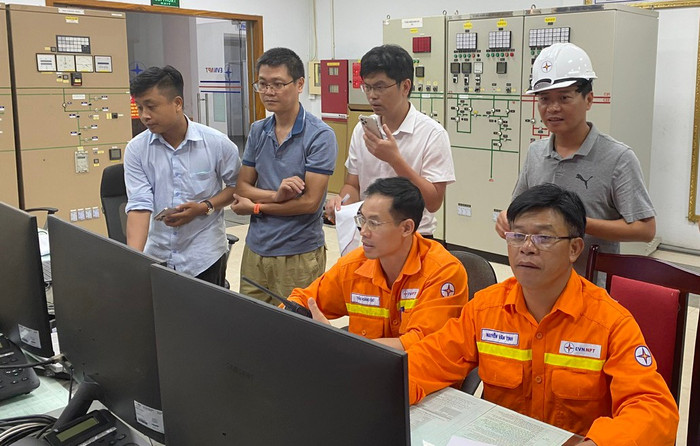 Đại diện các đơn vị liên quan chứng kiến thời khắc đóng điện dự án. Đại diện các đơn vị liên quan chứng kiến thời khắc đóng điện dự án.