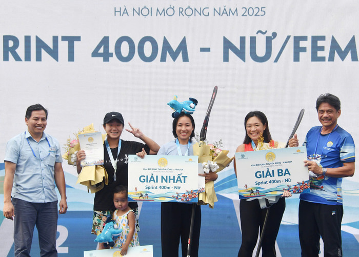 54-ban-to-chuc-trao-huy-chuong-va-phan-thuong-cho-cac-van-dong-vien-dat-thanh-tich-cao-o-cac-noi-dung-van-sup.jpg