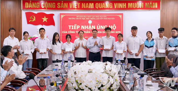 Lãnh đạo Công ty Cổ phần Lọc hóa dầu Bình Sơn trao quà cho các em học sinh Trường Trung học phổ thông Chuyên Thái Nguyên có gia đình bị thiệt hại nặng nề bởi mưa lũ. Lãnh đạo Công ty Cổ phần Lọc hóa dầu Bình Sơn trao quà cho các em học sinh Trường Trung học phổ thông Chuyên Thái Nguyên có gia đình bị thiệt hại nặng nề bởi mưa lũ.