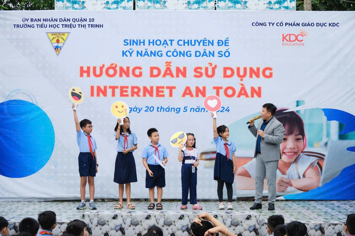 Học sinh tiểu học tại Thành phố Hồ Chí Minh tham gia một hoạt động giáo dục kỹ năng công dân số. ad4c651fa04a16144f5b11.jpg