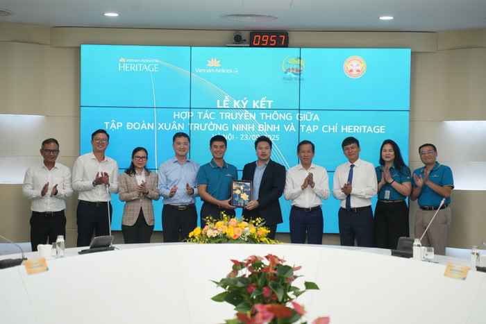 Ông Lê Hoàng Dũng - Tổng biên tập Tạp chí Heritage tặng quà lưu niệm cho Tập đoàn Xuân Trường - Ninh Bình. vna5.jpg