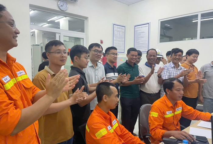 Đại diện NPMB cùng các đơn vị liên quan chứng kiến thời khắc đóng điện Trạm biến áp 220kV Dương Kinh. Đại diện NPMB cùng các đơn vị liên quan chứng kiến thời khắc đóng điện Trạm biến áp 220kV Dương Kinh.