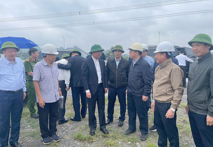Lãnh đạo tỉnh Ninh Bình trao đổi với lãnh đạo EVNNPT về tình hình triển khai dự án. Lãnh đạo tỉnh Ninh Bình trao đổi với lãnh đạo EVNNPT về tình hình triển khai dự án.