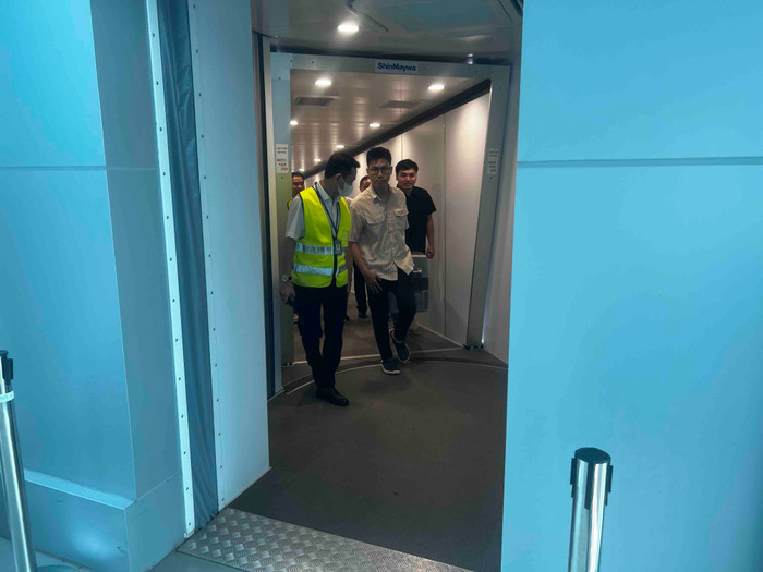 Các bác sĩ nhanh chóng rời khỏi máy bay sau khi hạ cánh tại Huế để chuẩn bị cho ca ghép tạng. 3-cac-bac-si-nhanh-chong-roi-khoi-may-bay-sau-khi-ha-canh-tai-hue-de-chuan-bi-cho-ca-ghep-tang.jpg