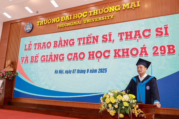 Thạc sĩ Chu Thanh Hiểu đại diện cho các tân thạc sĩ và tiến sĩ phát biểu cảm nghĩ. 3a.jpg