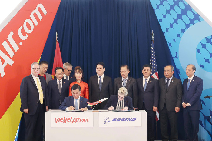 Tổng giám đốc Vietjet Đinh Việt Phương (trái) và Chủ tịch kiêm Tổng giám đốc Boeing Commercial Airplanes Stephanie Pope (phải) ký kết bàn giao máy bay 737-8 đầu tiên. photo-5-6.jpg