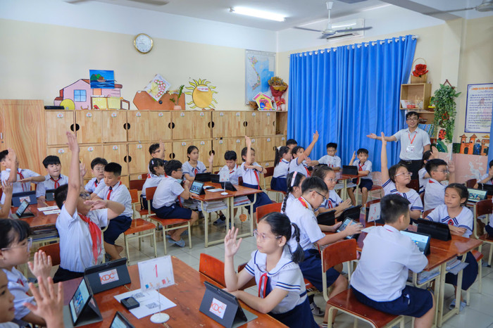 Học sinh thực hành với máy tính bảng trong giờ học Kỹ năng công dân số. ky-nang-cong-dan-so-kdc-4.jpg
