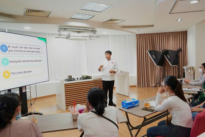 Người tham dự được hướng dẫn kỹ thuật chế biến để món ăn keto đảm bảo tỉ lệ chất béo mà vẫn ngon miệng.