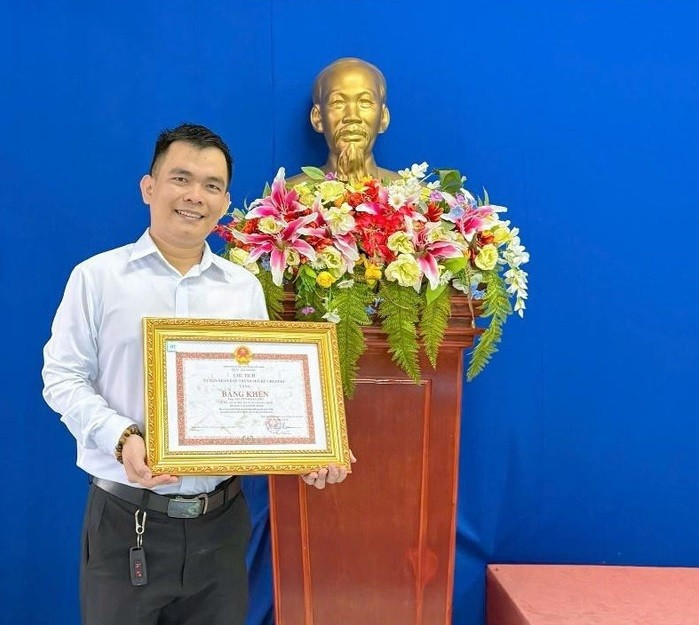 Thầy Nguyễn Hoài Linh nhận Bằng khen của Ủy ban nhân dân Thành phố Hồ Chí Minh về thành tích hiến máu trên 20 lần năm 2025. bangkhen-1667.jpg