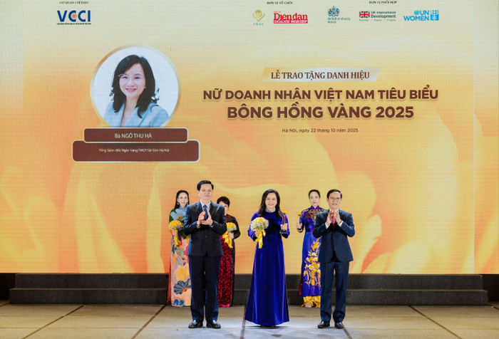 Phó Thủ tướng Chính phủ Mai Văn Chính và Chủ tịch VCCI Phạm Tấn Công trao danh hiệu Bông hồng vàng cho nữ doanh nhân Ngô Thu Hà - Tổng Giám đốc SHB. ngo-thu-ha-copy.jpg