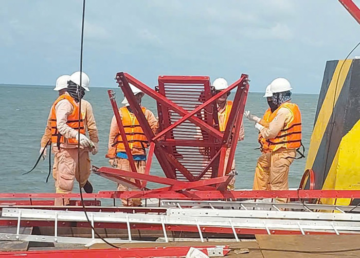 Chuẩn bị lắp cánh xà chống sét tại vị trí trên biển. Chuẩn bị lắp cánh xà chống sét tại vị trí trên biển.