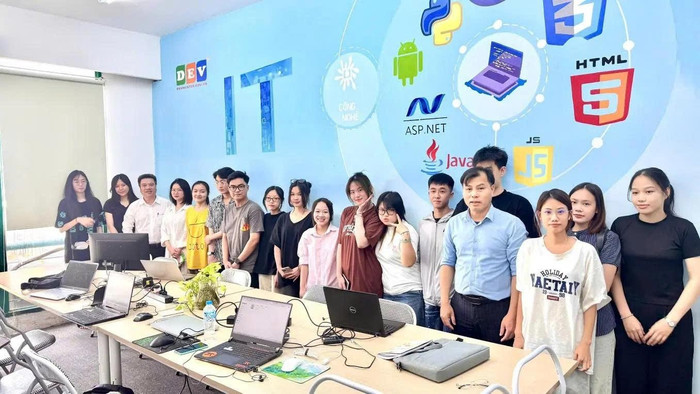 Sinh viên Công nghệ thông tin thực tập tại Viện Công nghệ và đào tạo Devmaster. Sinh viên Công nghệ thông tin thực tập tại Viện Công nghệ và đào tạo Devmaster.