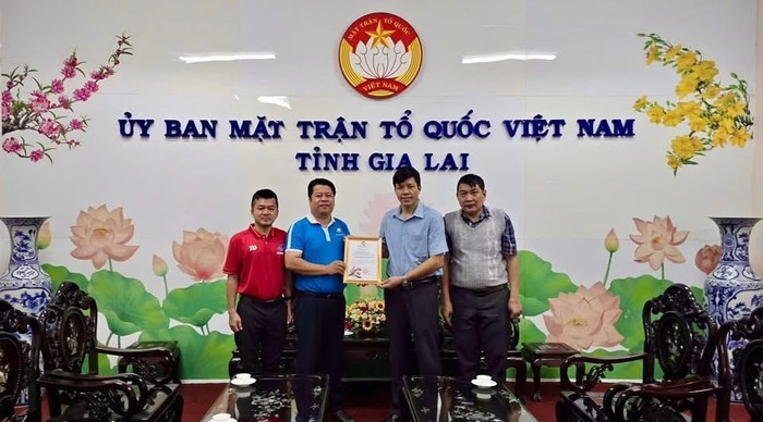 Đại diện Trường Đại học Mở Thành phố Hồ Chí Minh nhận Thư cảm ơn từ Uỷ ban Mặt trận Tổ quốc Việt Nam.
