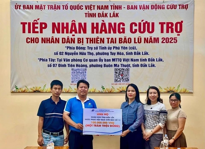 Đại diện Trường Đại học Mở Thành phố Hồ Chí Minh gửi hỗ trợ đến tỉnh Đắk Lắk.