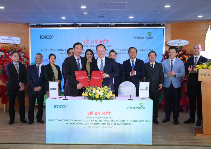 Ông Lê Quang Vinh – Thành viên Hội đồng quản trị, Tổng Giám đốc Vietcombank (bên phải) và ông Đặng Chính Trung – Thành viên Hội đồng quản trị, Tổng Giám đốc IDICO (bên trái) đại diện hai đơn vị hoàn thành nghi thức ký kết thỏa thuận hợp tác trước sự chứng kiến của các đại biểu. vcb-ky-ket-voi-idico-1.jpg