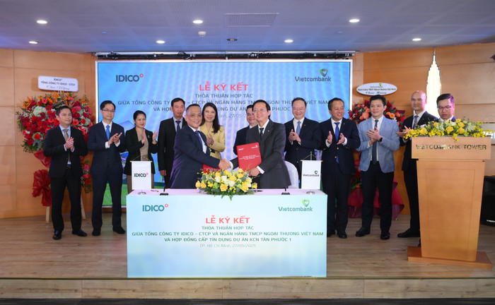 Ông Võ Minh Trí – Giám đốc Vietcombank Đông Sài Gòn (bên phải) và ông Nguyễn Hồng Hải – Phó Tổng Giám đốc IDICO, Giám đốc CTCP IDICO Tiền Giang (bên trái) đại diện hai đơn vị hoàn thành nghi thức ký kết hợp đồng tín dụng dự án Khu công nghiệp Tân Phước 1. vcb-ky-ket-idico-2.jpg