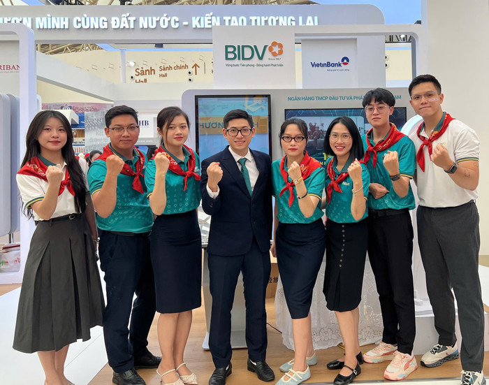 Cán bộ BIDV luôn sẵn sàng để tư vấn, giới thiệu sản phẩm dịch vụ BIDV tới người dân, du khách tham quan. anh-6-5.jpg