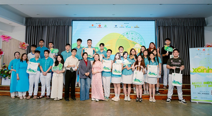 Cô Hà Giang cùng học sinh Trường Tiểu học - Trung học cơ sở - Trung học phổ thông Sky-Line hào hứng đón chào sự kiện roadshow cuộc thi Tiếng nói Xanh mùa 3. pr2-anh1.jpg