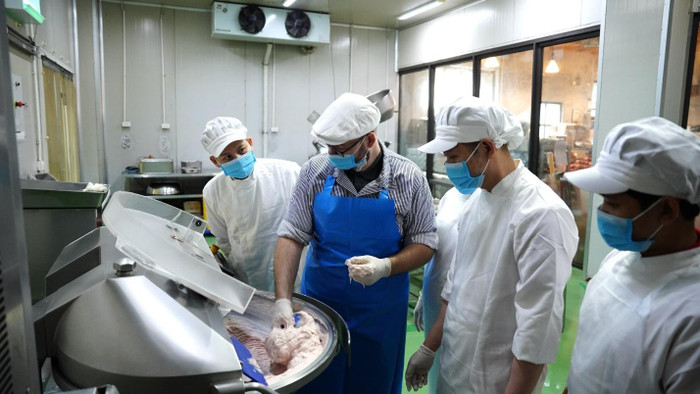 Chuyên gia ẩm thực Gregor J. Brennecke hướng dẫn và đào tạo cho cán bộ nhân viên Sun World Ba Na tại xưởng xúc xích. Chuyên gia ẩm thực Gregor J. Brennecke hướng dẫn và đào tạo cho cán bộ nhân viên Sun World Ba Na tại xưởng xúc xích.
