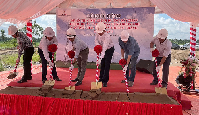 Các đại biểu thực hiện nghi thức khởi công dự án. Các đại biểu thực hiện nghi thức khởi công dự án.