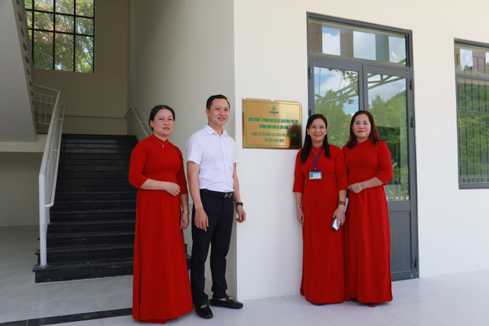 Ông Phạm Minh Nghĩa - Phó Tổng Giám đốc BSR và các cô giáo thực hiện nghi thức gắn biển tại Trường Mầm non xã Sơn Dung. Ông Phạm Minh Nghĩa - Phó Tổng Giám đốc BSR và các cô giáo thực hiện nghi thức gắn biển tại Trường Mầm non xã Sơn Dung.