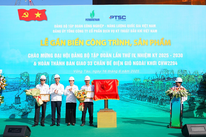 Đồng chí Lê Thị Thủy, Ủy viên Ban Chấp hành Trung ương Đảng, Phó Bí thư Đảng ủy Chính phủ và đồng chí Trần Quang Dũng, Phó Bí thư Thường trực Đảng ủy Petrovietnam trao quyết định và tặng hoa chúc mừng tập thể PTSC. anh-4-30.jpg