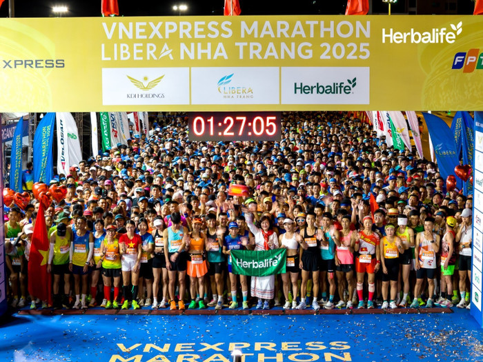 Các vận động viên chuẩn bị xuất phát giải chạy tại VnExpress Marathon Nha Trang 2025. a1-1866.jpg