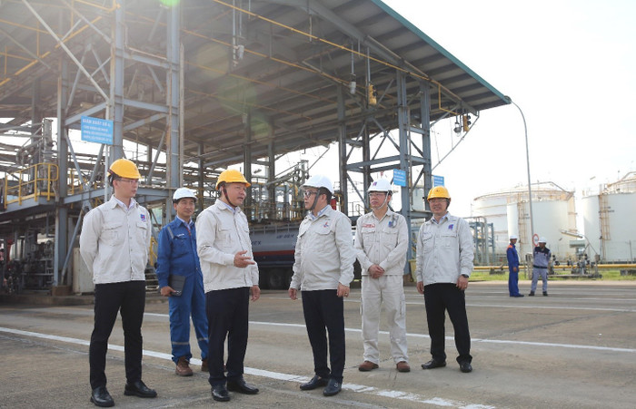 Ban lãnh đạo BSR kiểm tra công tác xuất bán sản phẩm mới tại Trạm xuất xe bồn Nhà máy Lọc dầu Dung Quất. picture2.jpg