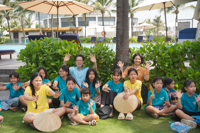 Không khí vui tươi, gần gũi tại khuôn viên Meliá Danang Beach Resort giúp các em thêm tự tin và gắn kết. khong-khi-vui-tuoi-gan-gui-tai-khuon-vien-melia-danang-beach-resort-giup-cac-em-them-tu-tin-va-gan-ket.jpg