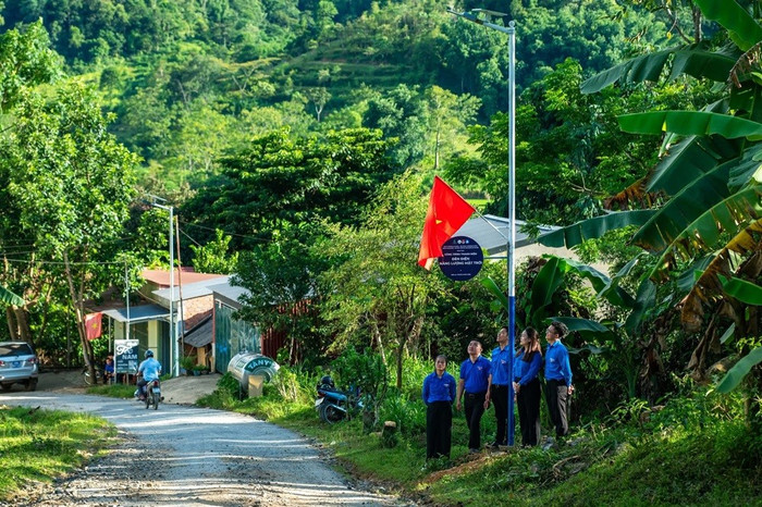 Một đèn năng lượng mặt trời được các sinh viên tình nguyện thuộc Đại học Quốc gia Hà Nội lắp đặt ở xã Song Khủa, Sơn La. Những công trình sử dụng nguồn năng lượng “xanh” và bền vững này sẽ giúp việc di chuyển của người dân được an toàn hơn về đêm. anh-2.jpg