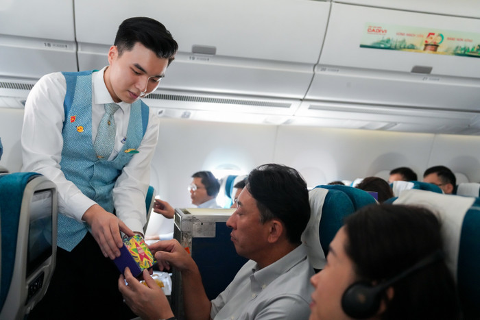 Vietnam Airlines trân quý gửi trao từng chiếc bánh Trung thu tới tay khách hàng. vna5.jpg