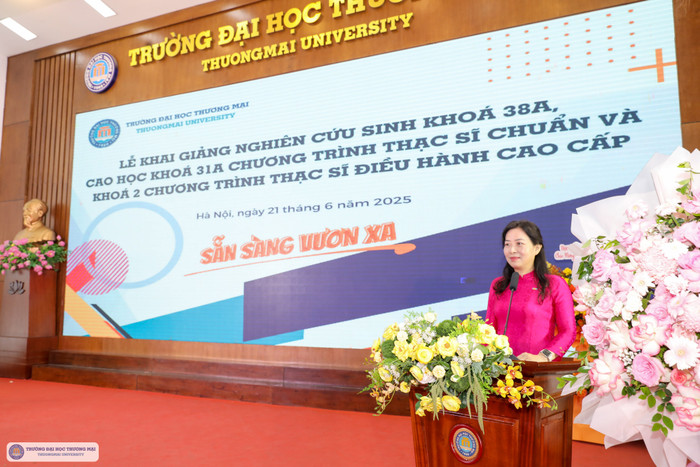 Phó Giáo sư, Tiến sĩ Nguyễn Thu Thủy – Viện trưởng Viện Đào tạo Sau đại học công bố Quyết định công nhận trúng tuyển nghiên cứu sinh khóa 38A, cao học 31A chương trình chuẩn và thạc sĩ Điều hành cao cấp khoá 2. 2-53.jpg