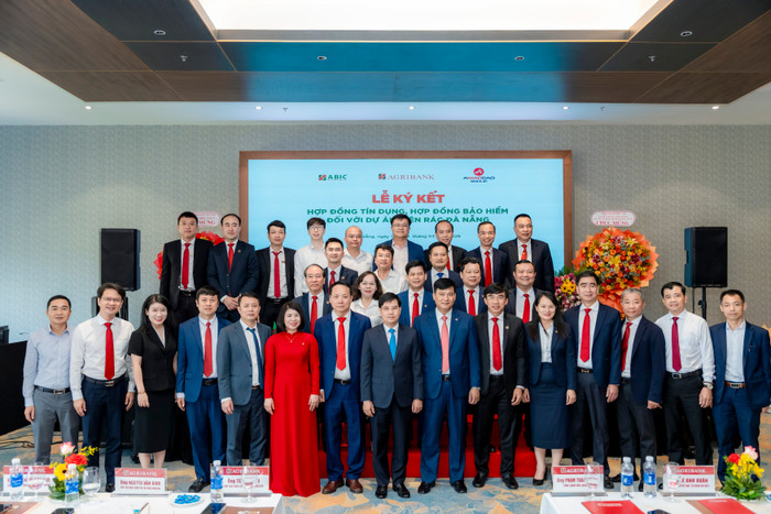 Các đại biểu tham dự Lễ ký kết chụp ảnh lưu niệm.