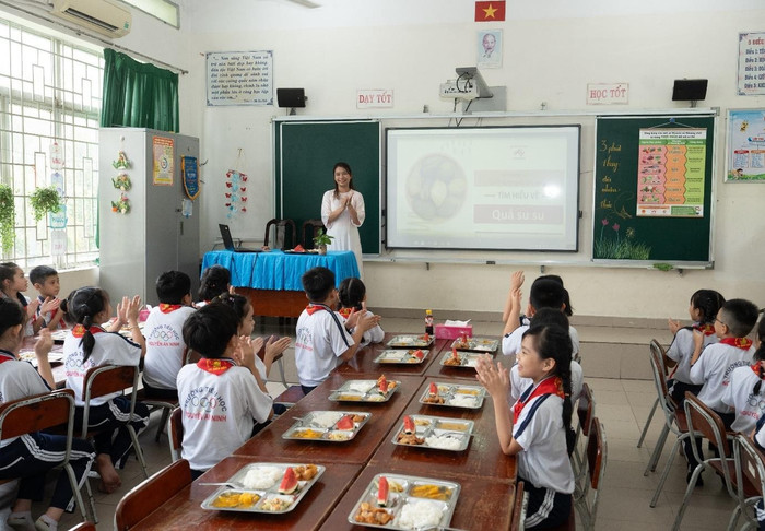 Các em học sinh thưởng thức bữa trưa cân bằng dinh dưỡng thực hiện theo thực đơn từ Dự án Bữa ăn học đường. Các em học sinh thưởng thức bữa trưa cân bằng dinh dưỡng thực hiện theo thực đơn từ Dự án Bữa ăn học đường.