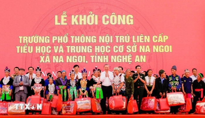 Tổng Bí thư Tô Lâm tặng quà cho các gia đình khó khăn, gia đình chính sách xã Na Ngoi. (Ảnh: Trịnh Duy Hưng/TTXVN) tong-bi-thu-truong-noi-tru.jpg