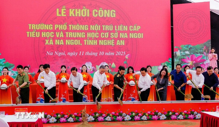 Tổng Bí thư Tô Lâm cùng các đại biểu thực hiện nghi thức khởi công xây dựng Trường Phổ thông nội trú liên cấp Na Ngoi. (Ảnh: Trịnh Duy Hưng/TTXVN) tong-bi-thu-du-le-khoi-cong-truong-pho-thong-noi-tru-lien-cap-na-ngoi-nghe-an-1.jpg
