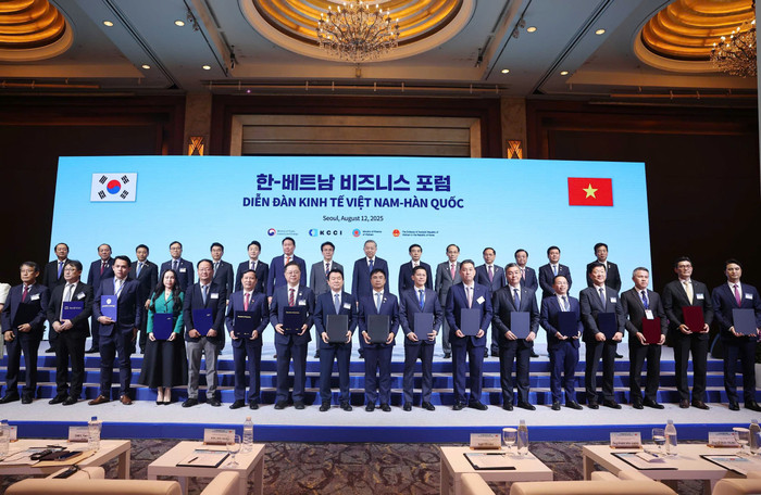 Ông Nguyễn Chiến Thắng - Phó Tổng Giám đốc Vietnam Airlines trao biên bản hợp tác với Korean Air trong lĩnh vực bảo dưỡng tàu bay và vận chuyển hàng hóa. 2-ong-nguyen-chien-thang-ptgd-vietnam-airlines-trao-bien-ban-hop-tac-voi-korean-air-trong-linh-vuc-bao-duong-tau-bay-va-van-chuyen-hang-hoa.jpg